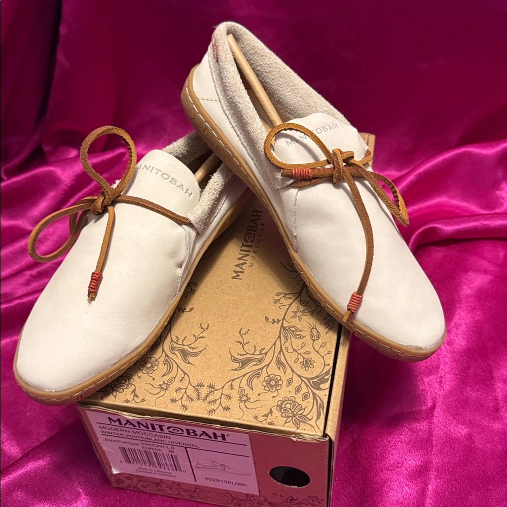 NEW Manitobah Cream Leather winter Moccasins size 6